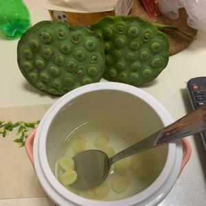 黄冰糖生莲子汤的做法 步骤4