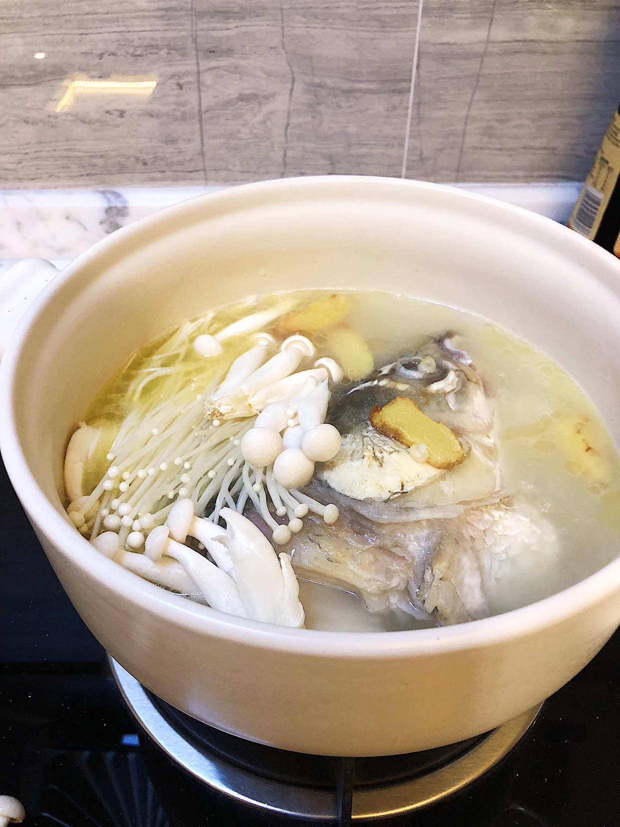 菌菇鱼头汤的做法 步骤4