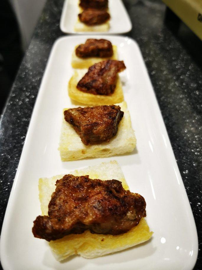 一凡_111做的简单又美味的红酒煎鹅肝