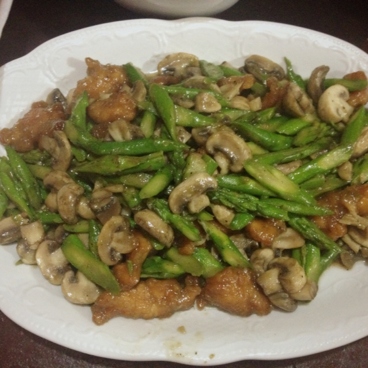 芦笋炒蘑菇