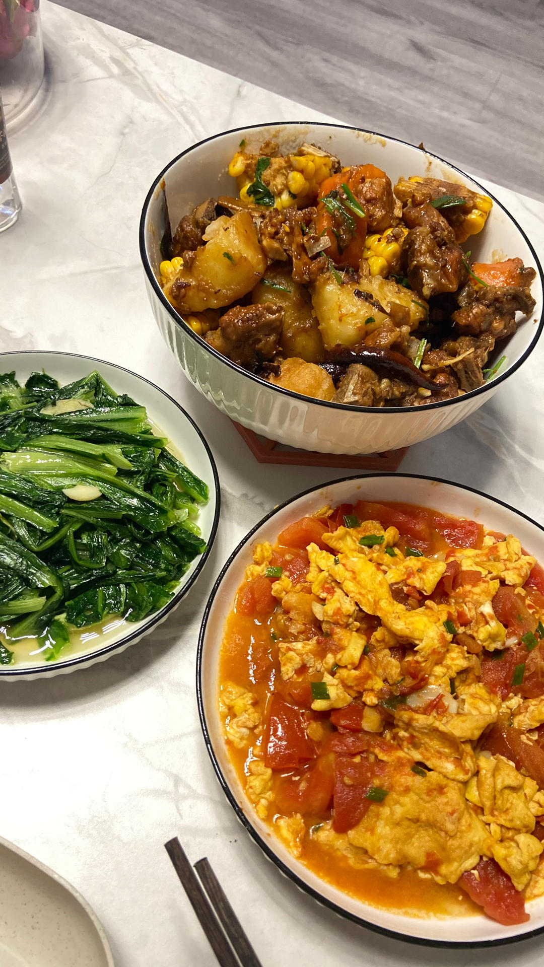 午餐排骨土豆炖玉米，鸡蛋羹，煲仔饭   排骨胡萝卜玉米汤  山药排骨玉米汤   西红柿玉米排骨汤  棒骨玉米山药汤  豆豉鲮鱼油麦菜  口蘑炒肉 土豆芹菜午餐肉 排骨焖面