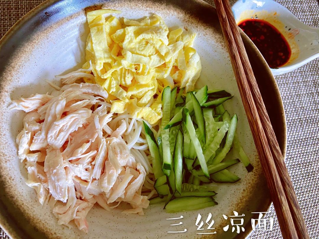 五彩鸡丝凉面