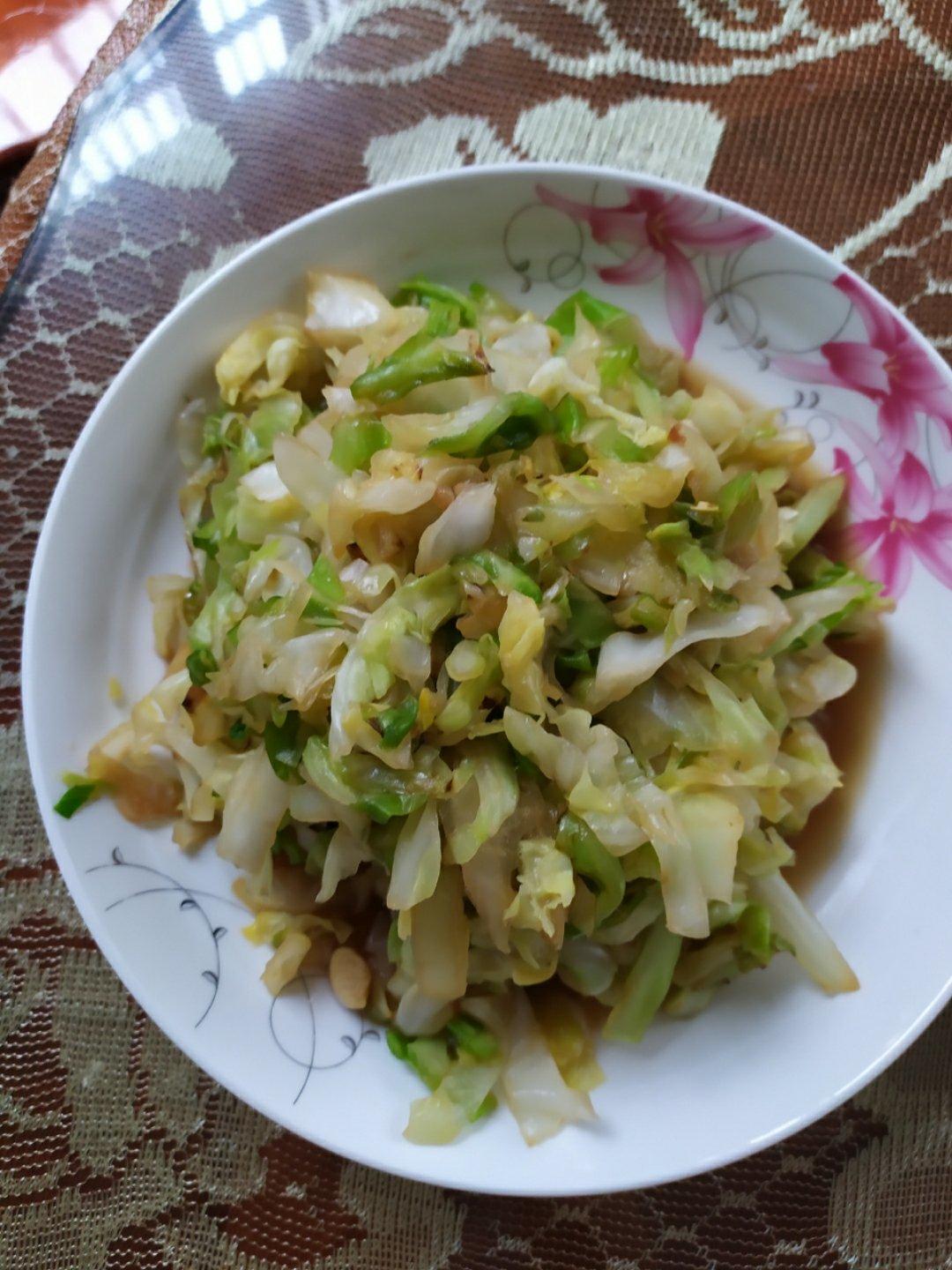 懒人菜谱-清炒包菜莲花白