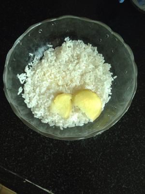 宝宝膳食：鲮鱼冬瓜汤煲粥仔的做法 步骤2