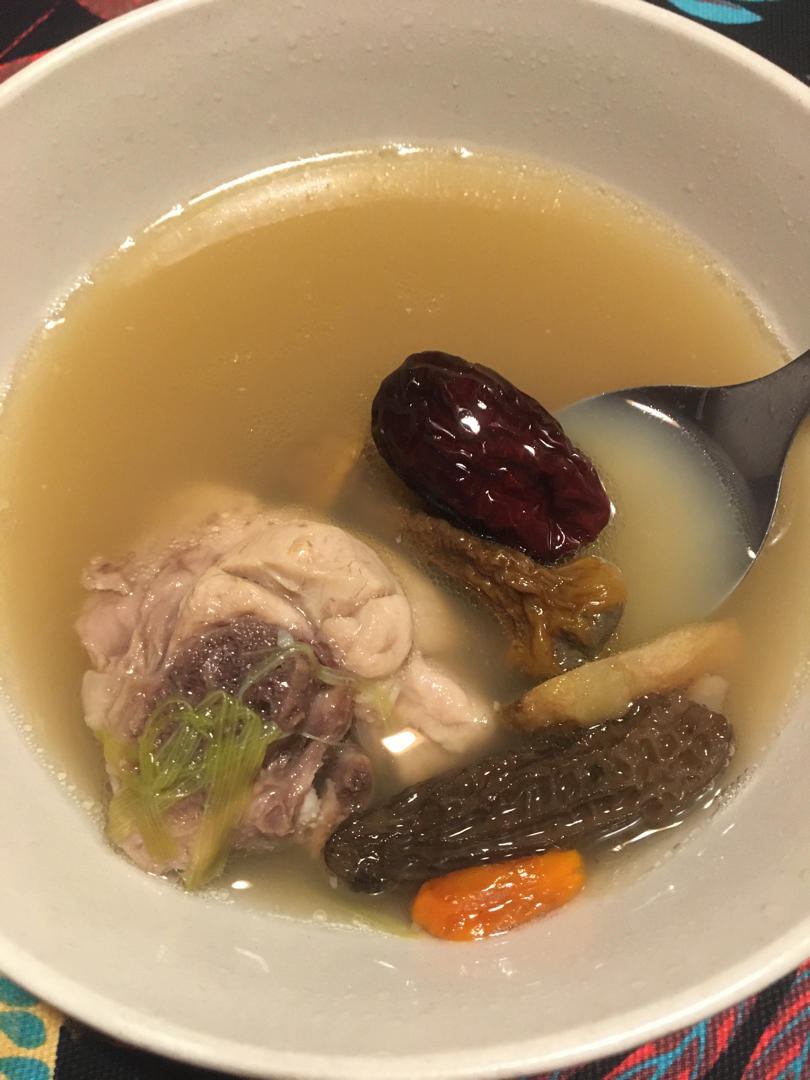 羊肚菌姬松茸炖鸡汤