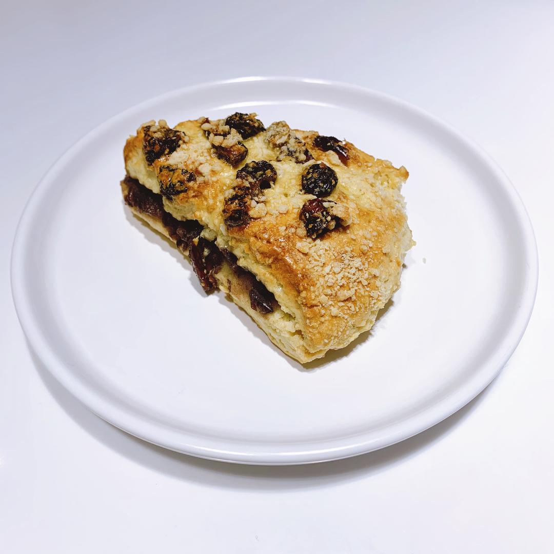 莓果干豆沙司康饼
