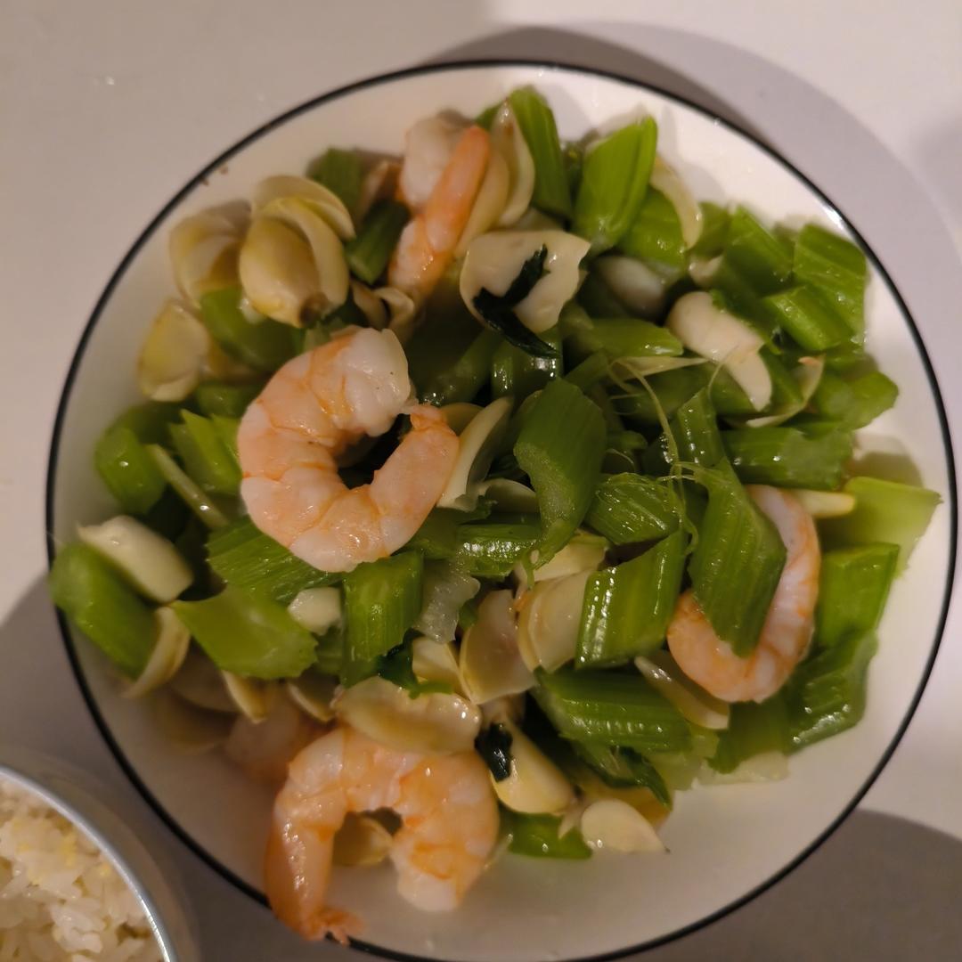 青翠欲滴的家常菜虾仁西芹百合