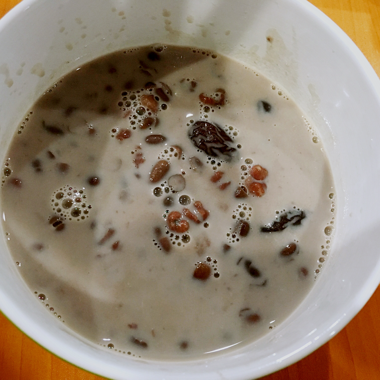 红枣红豆薏仁牛奶粥