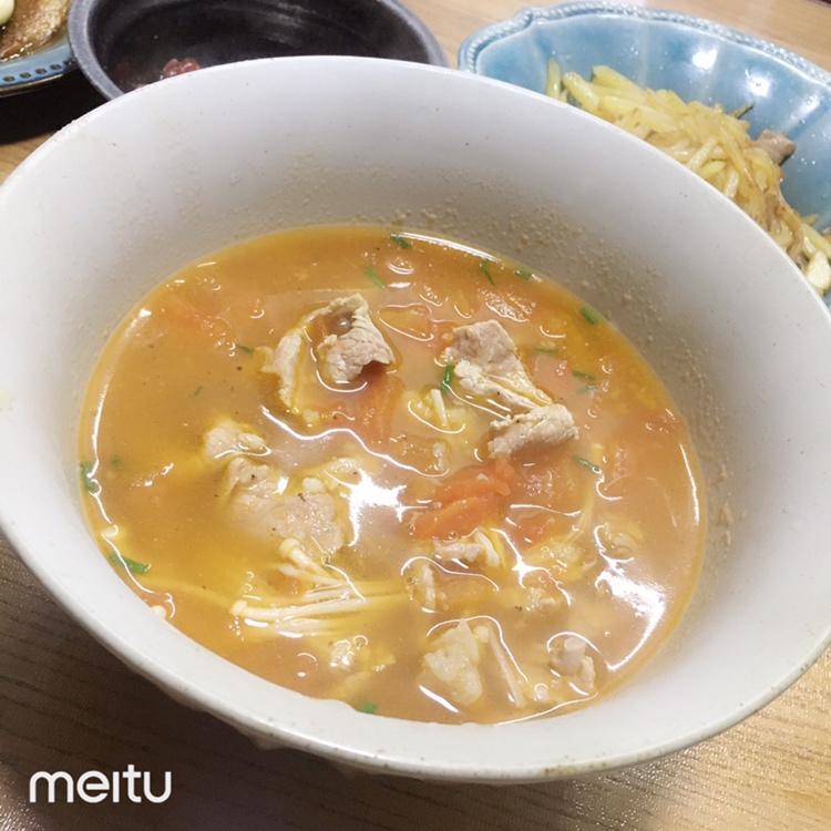 【金针菇番茄肥牛锅】