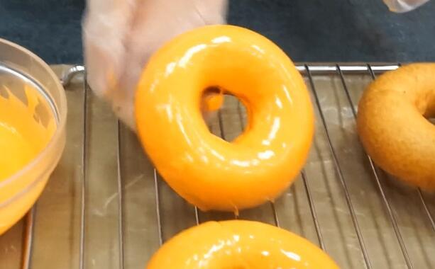 万圣节蜘蛛甜甜圈丨免发酵的做法视频 做法步骤 下厨房