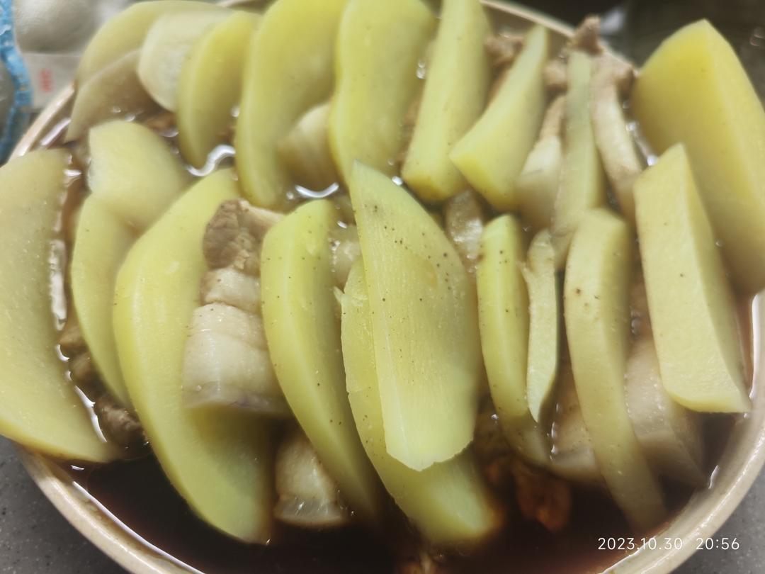 土豆片蒸五花肉