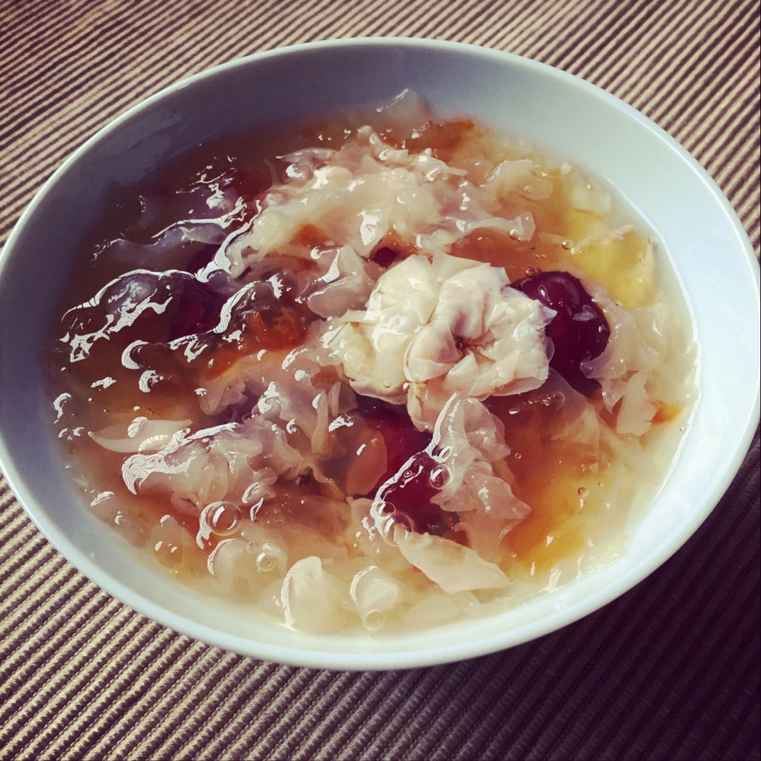桃胶银耳玫瑰羹