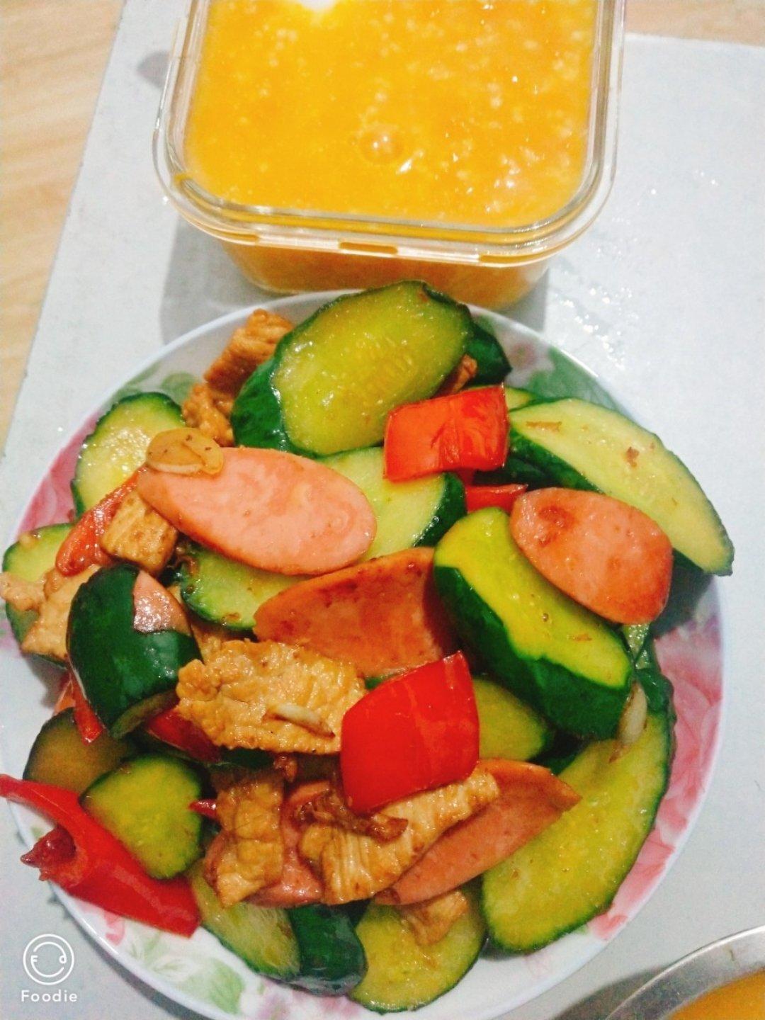 厨师长教你：“脆青瓜炒肉”的家常做法，爽脆的口感另一番感受