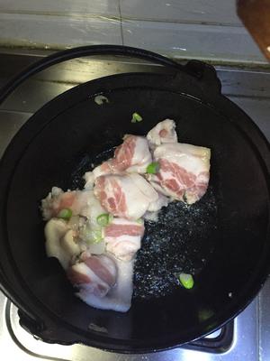 冬日里的白菜炖冻豆腐的做法 步骤2