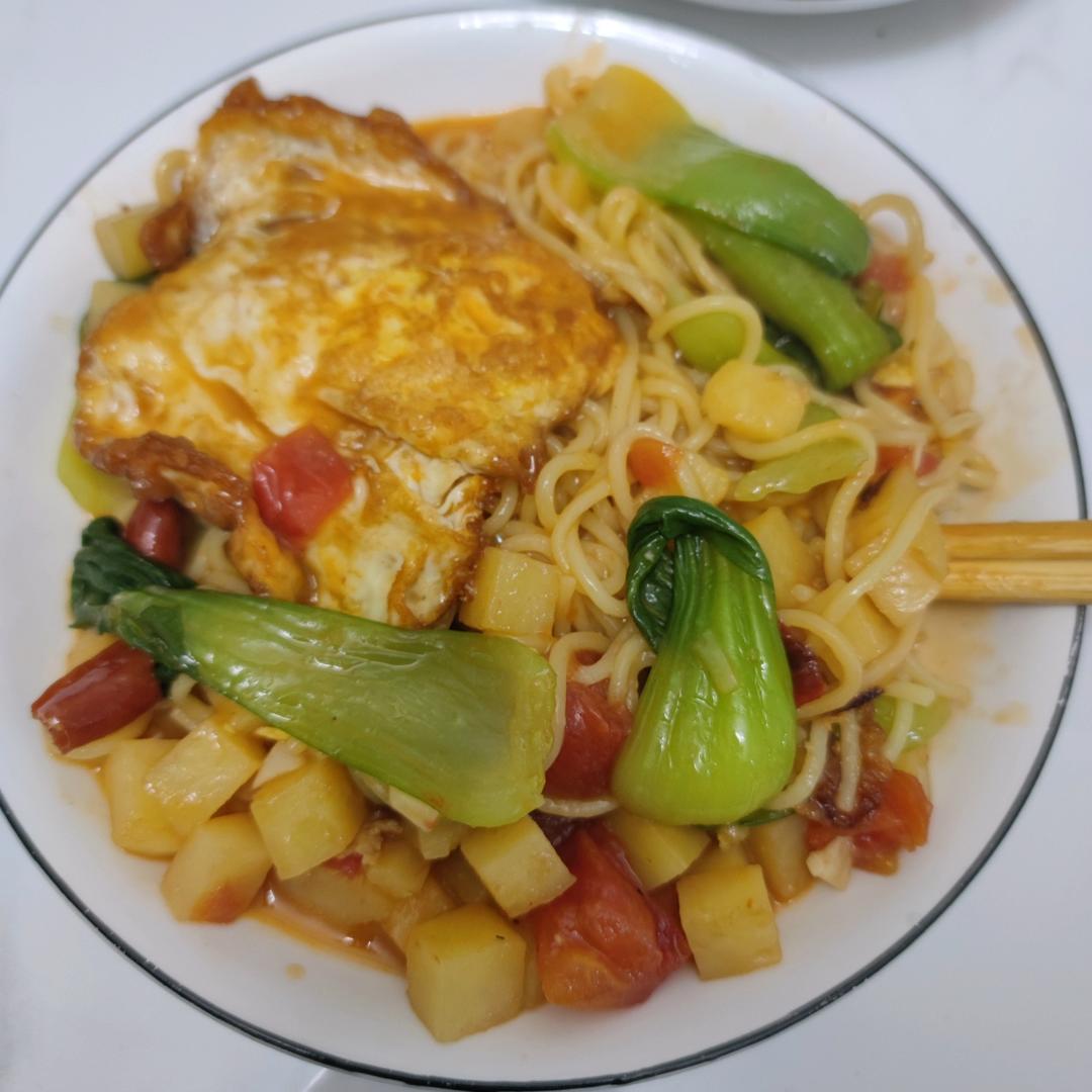 好吃到汤汁不剩～浓郁的番茄荷包蛋焖面