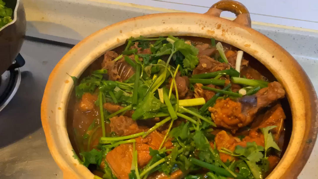 香气火爆口感滑嫩的啫啫滑鸡煲