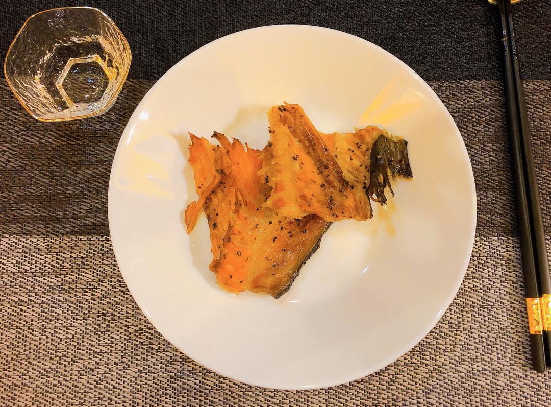 香草黄油烤三文鱼骨～超简单，酥脆好吃