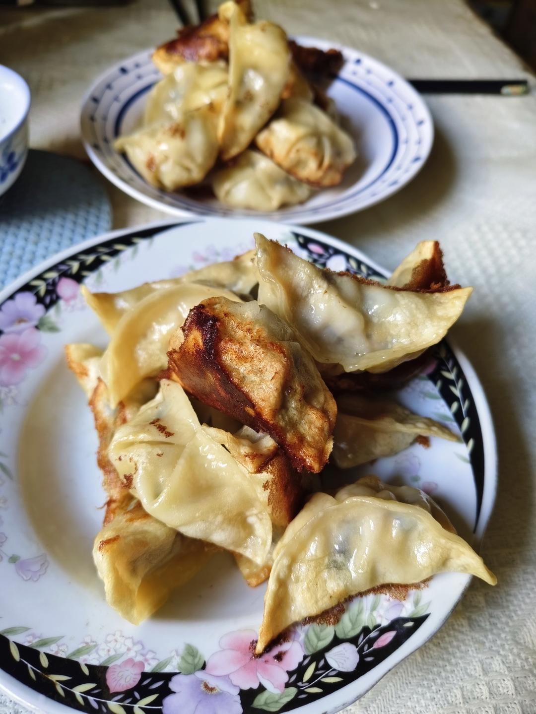 百变饺子皮～香煎槐花牛肉锅贴