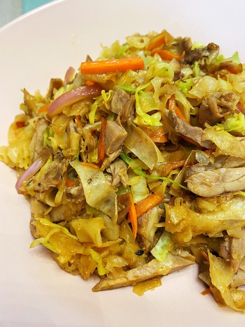 昨天剩了个鸭腿,春饼擀太薄都撕碎了,那就做个炒饼吧    7分钟