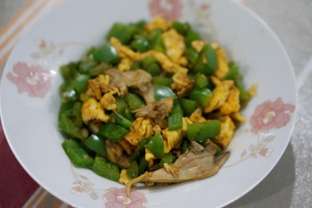 平菇青椒炒鸡蛋 好吃又营养的超快手家常菜