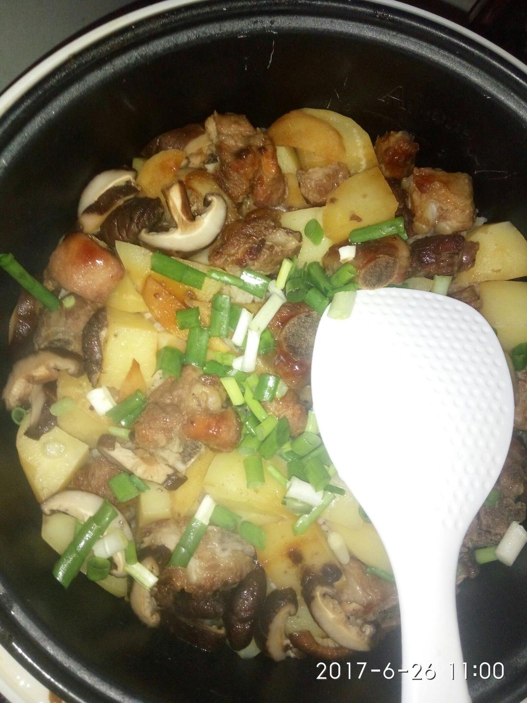 喷香排骨焖饭（爆好吃）