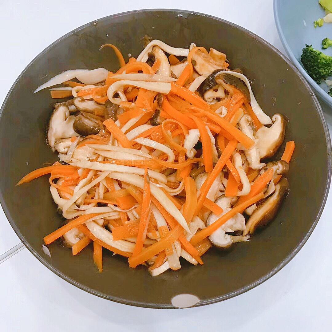 胡萝卜炒香菇