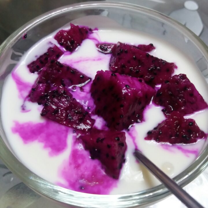 麦迪妈妈做的红心火龙果酸奶