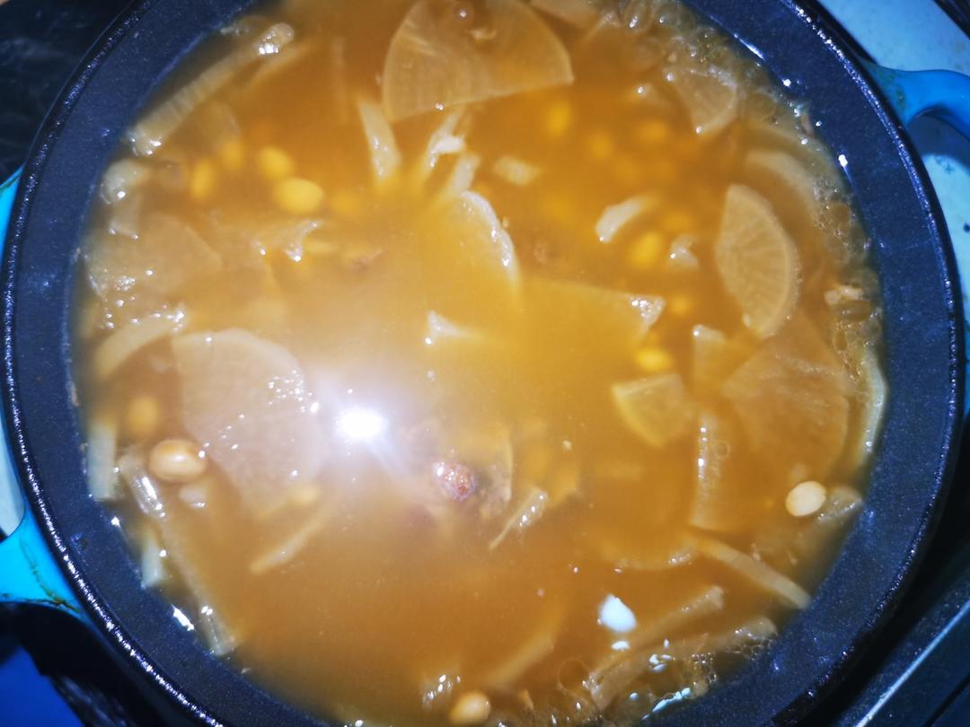黄豆萝卜煲猪大骨汤