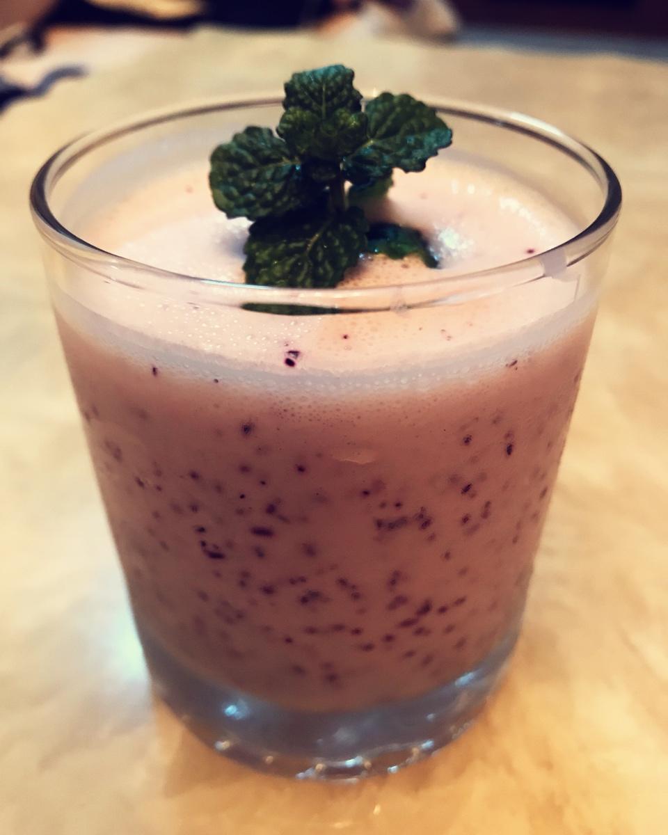 杯壁水果酸奶