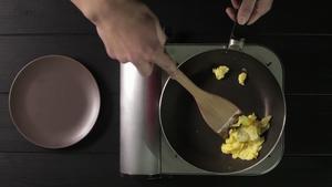 彩色耳丝 | 爸爸厨房 VOL . 135 木耳 鸡蛋 西红柿 橄榄油 盐的做法 步骤8
