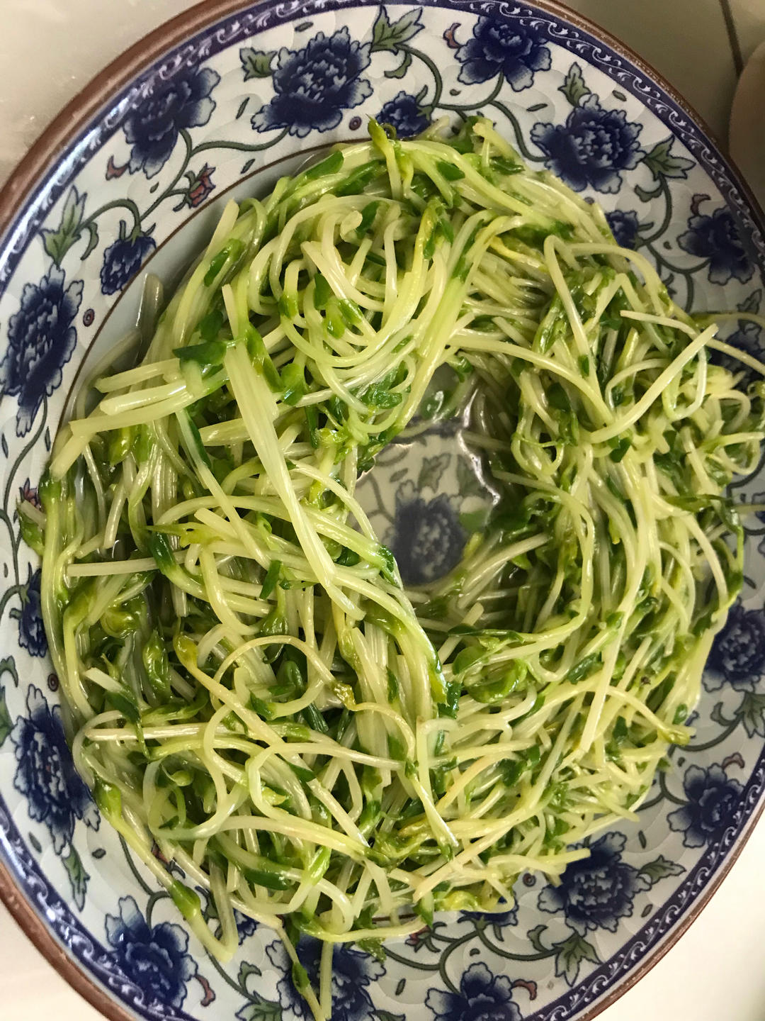 清炒豌豆苗，就爱这抹带着清香的翠绿～