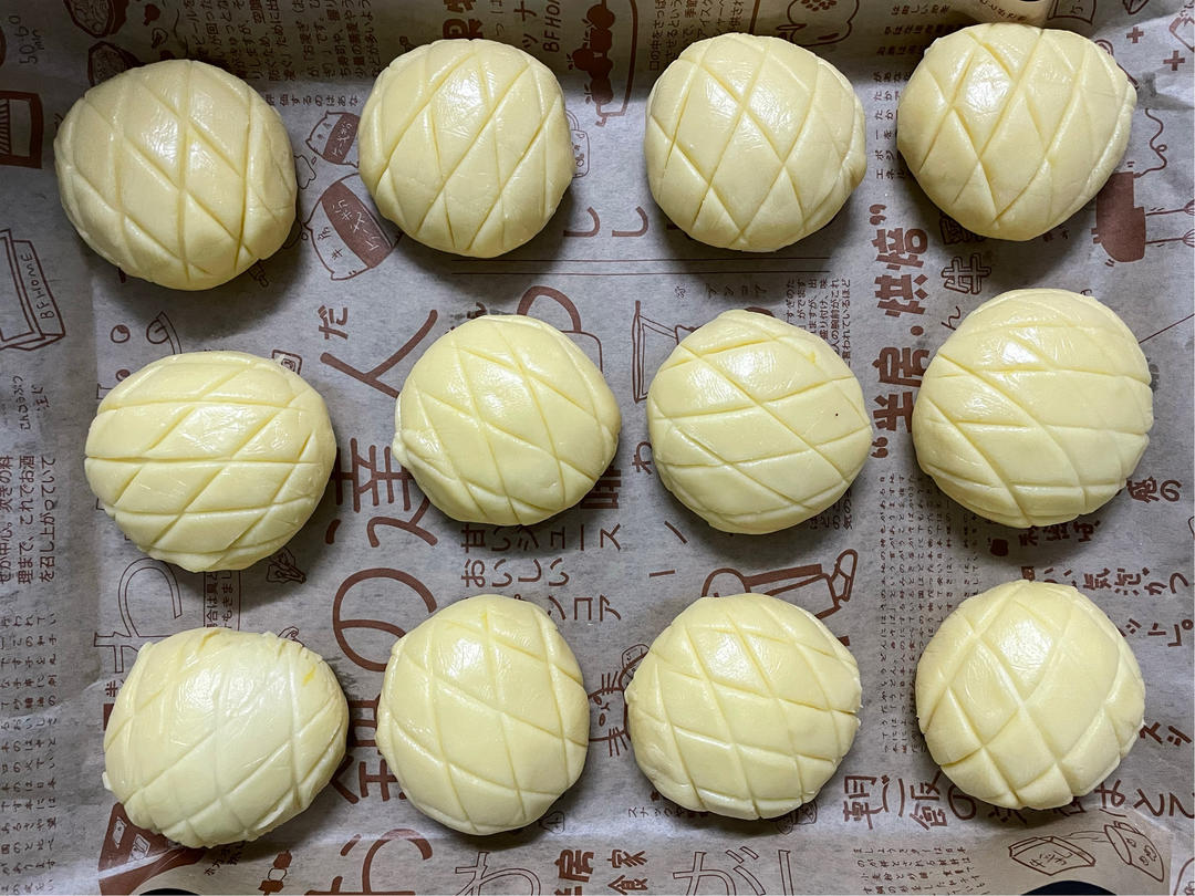 好吃到炸裂的港式菠萝包（附带制作酥皮的小视频）