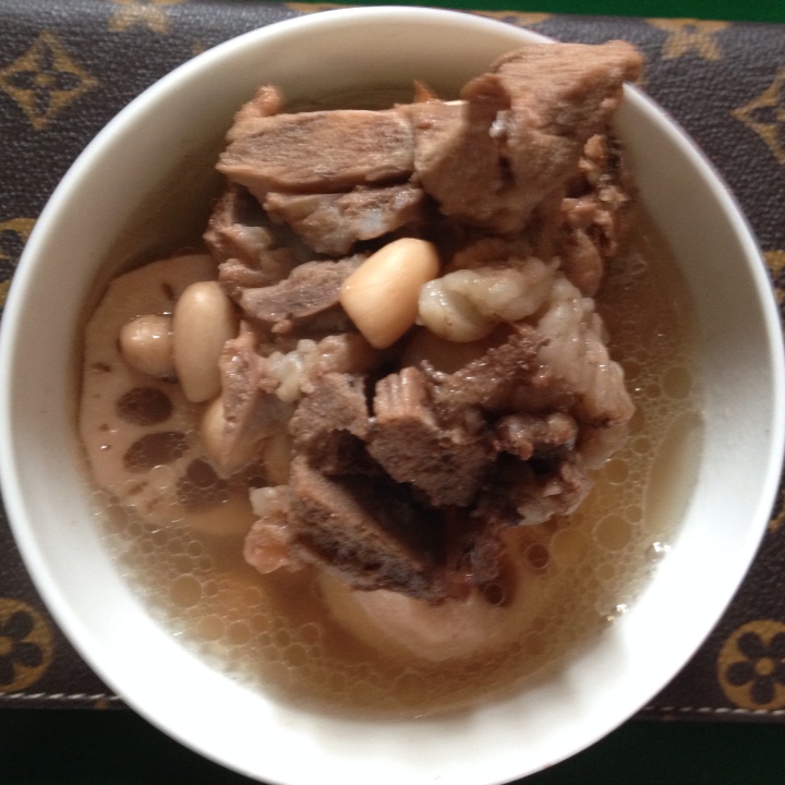 花生莲藕排骨汤