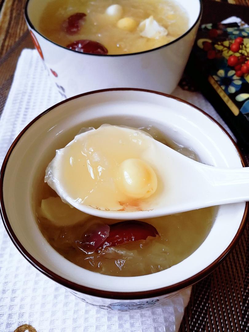 出胶快的冰糖银耳莲子羹