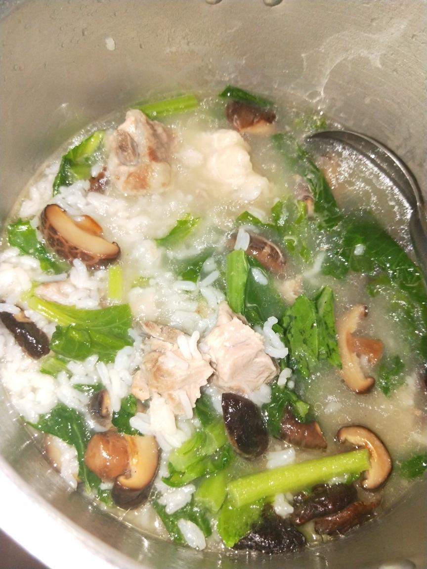 春菜香菇排骨粥的做法