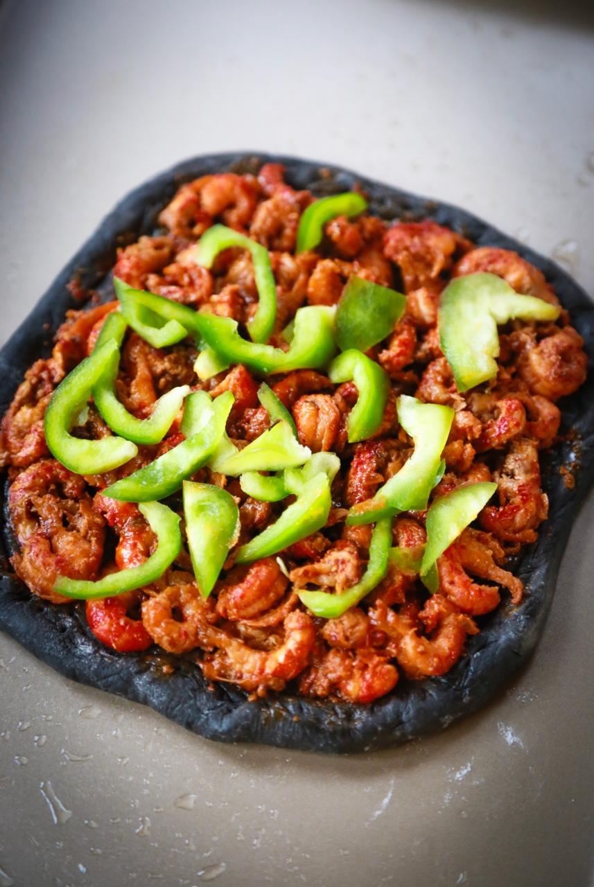 麻辣小龙虾披萨（墨鱼饼底）