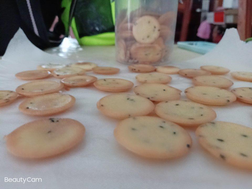 超级好吃的芝麻鸡蛋薄脆饼干，做法简单，零失败！