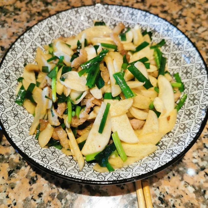 青椒交白香菇榨菜炒肉片～好吃极啦！