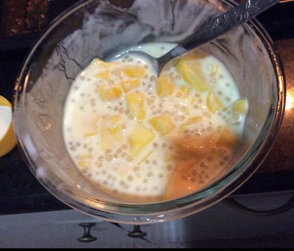 酸奶芒果西米露。