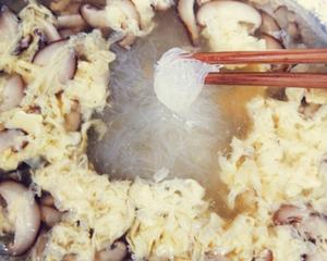 鸡蛋蘑菇汤的做法 步骤4