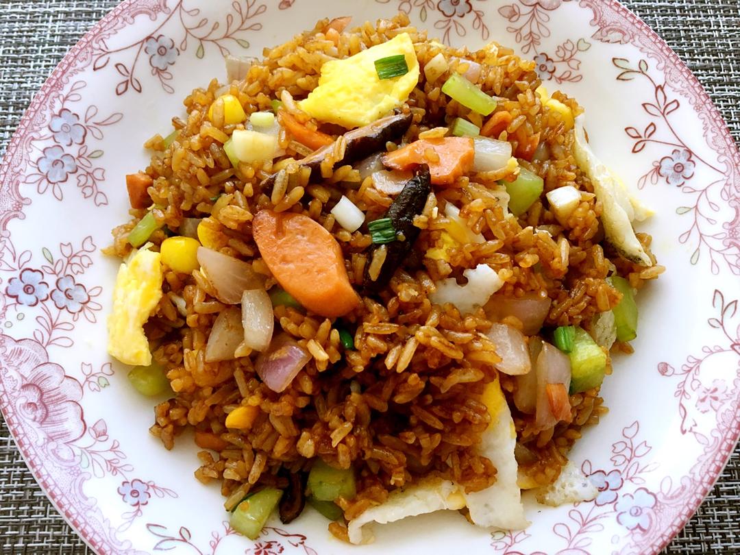 邻居抢着来我家吃土豆香肠炒饭，原来这么香！