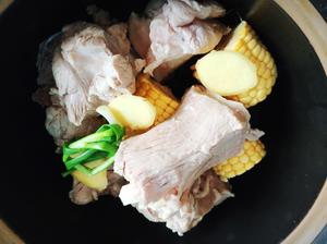 砂锅玉米骨头汤的做法 步骤1