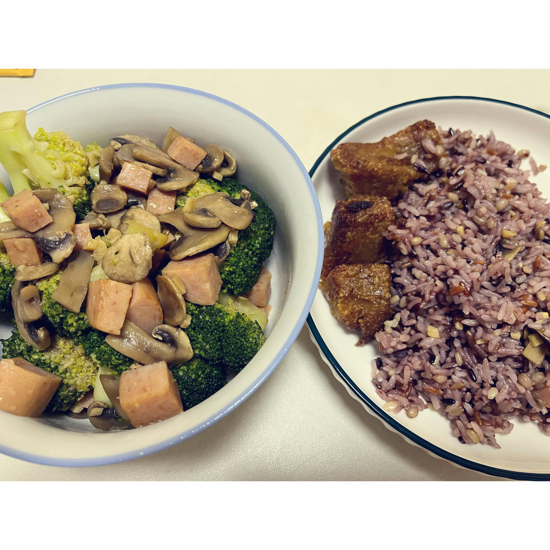 减脂餐～鲜美爽口的西蓝花炒口蘑