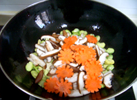 清鲜蚕豆炒时蔬的做法 步骤3