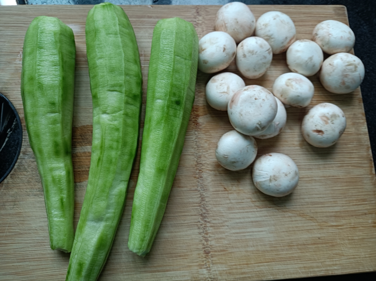 夏季十道素~副菜（一）~白蘑烩丝瓜的做法 步骤1
