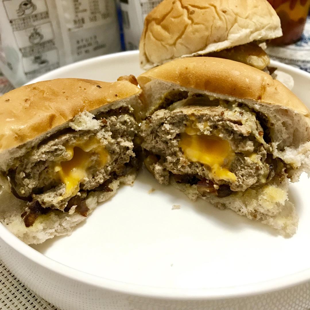 洋葱牛肉汉堡 Beef Hamburger with Fried Onions