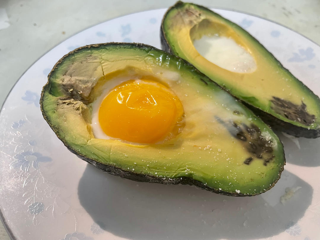 牛油果烤鸡蛋