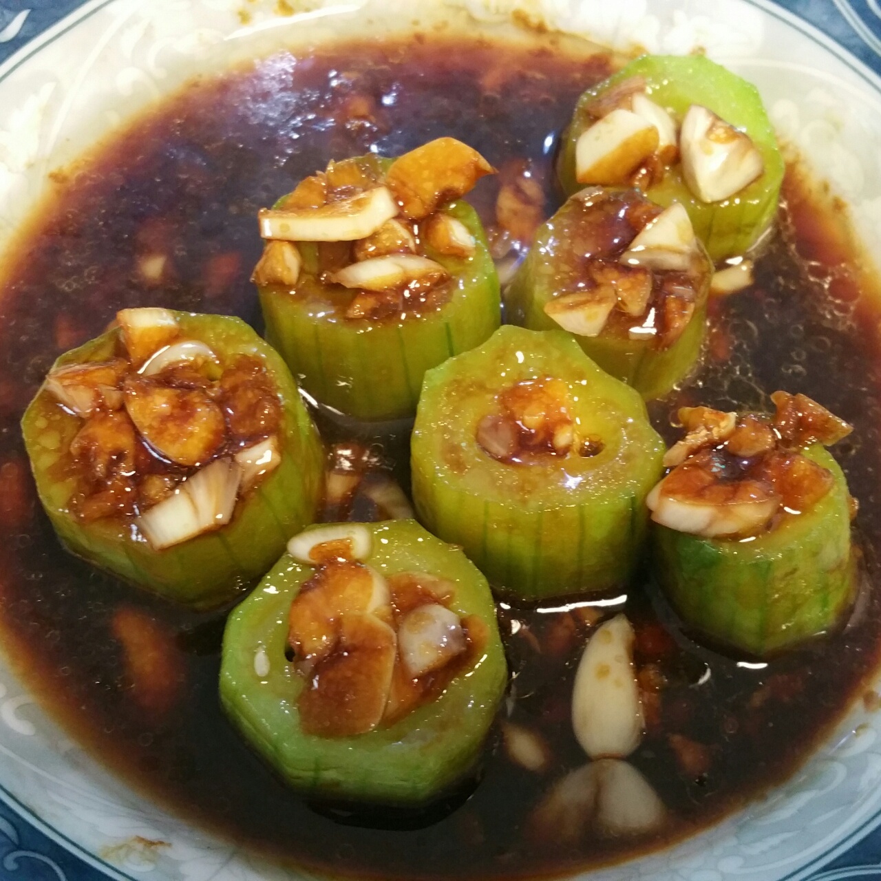 只需要五分钟就可以的美味蒜蓉蒸丝瓜