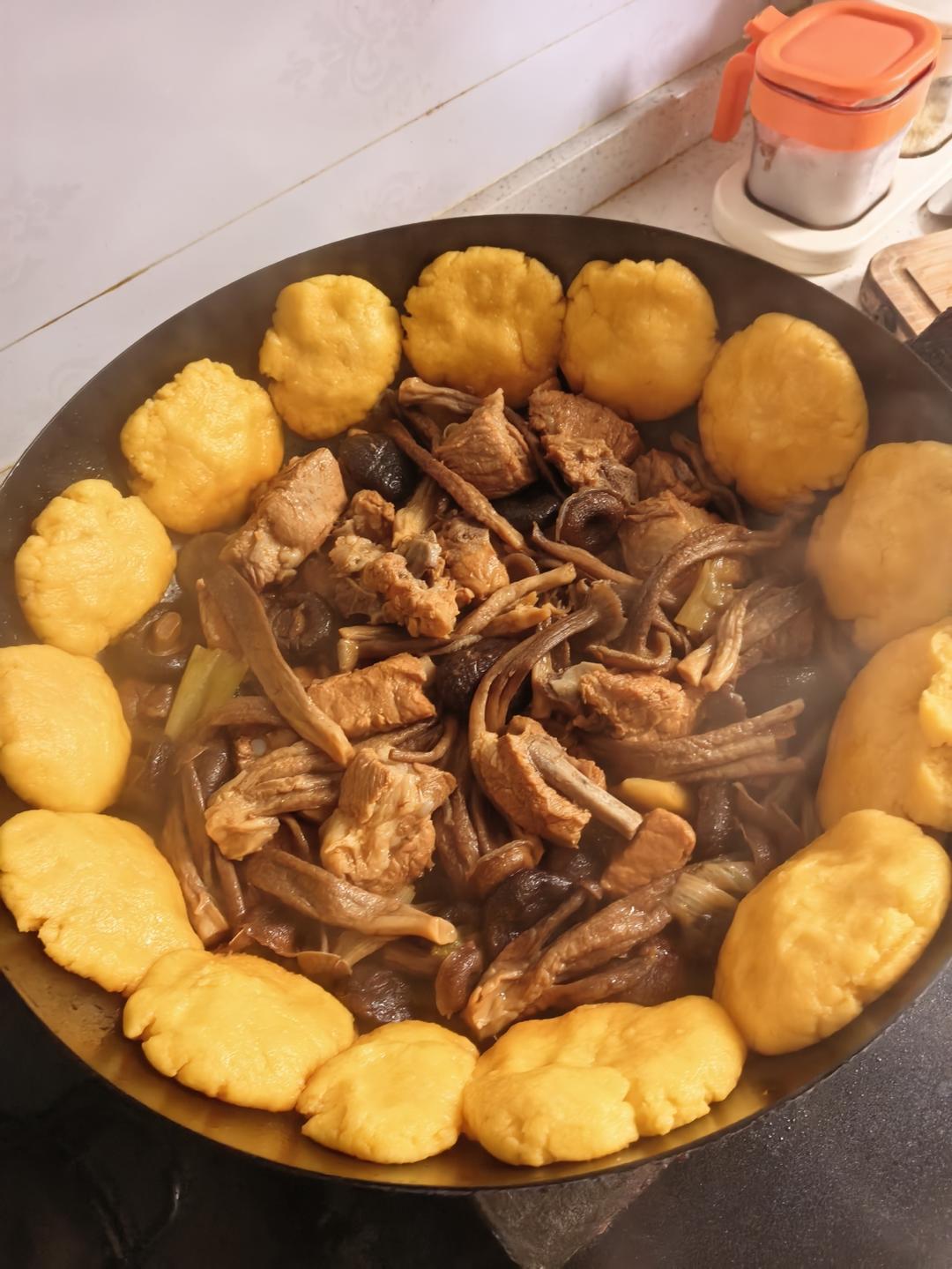 锅贴玉米面饼子