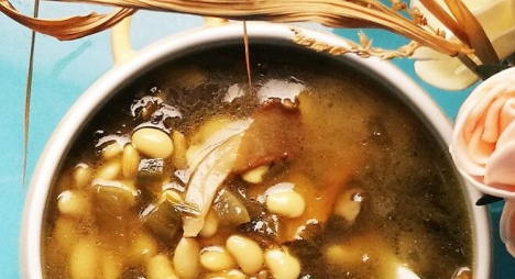 热腾腾的酸菜黄豆汤，鲜爽又营养·圆满素食的做法